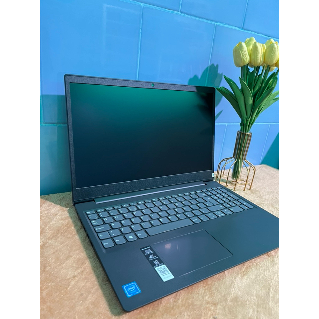 Laptop Lenovo. Intel inside. RAM 4 GB. SSD 256 GB.