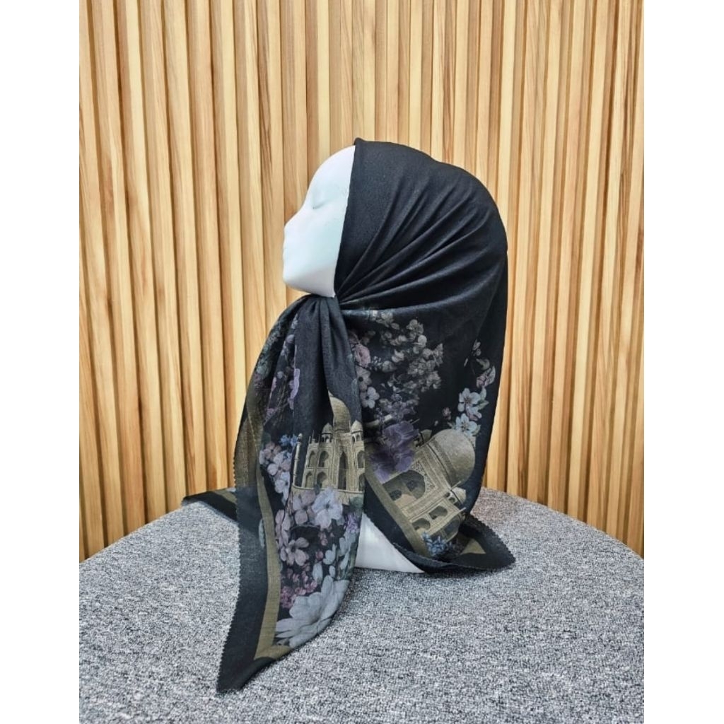 HIJAB SEGI EMPAT VOAL MOTIF BUNGA MASJID HITAM