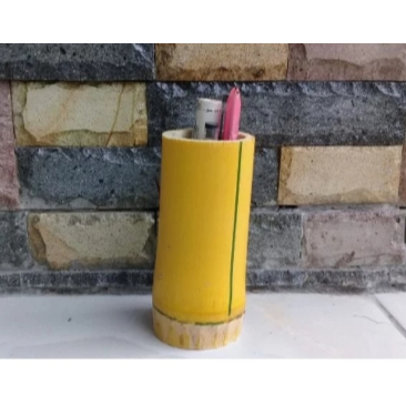 

Tempat pensil dari bambu kuning
