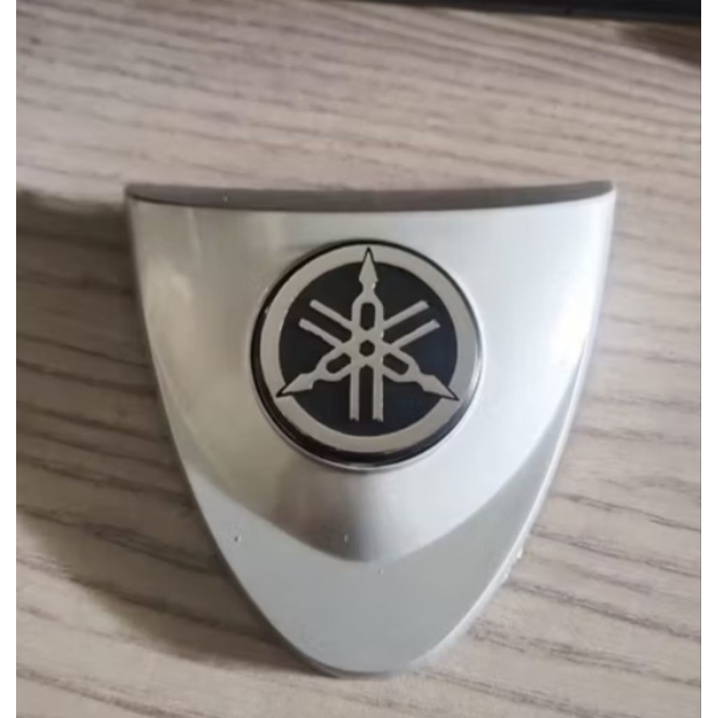 Emblem logo panel depan' Yamaha fiz Fiz R
