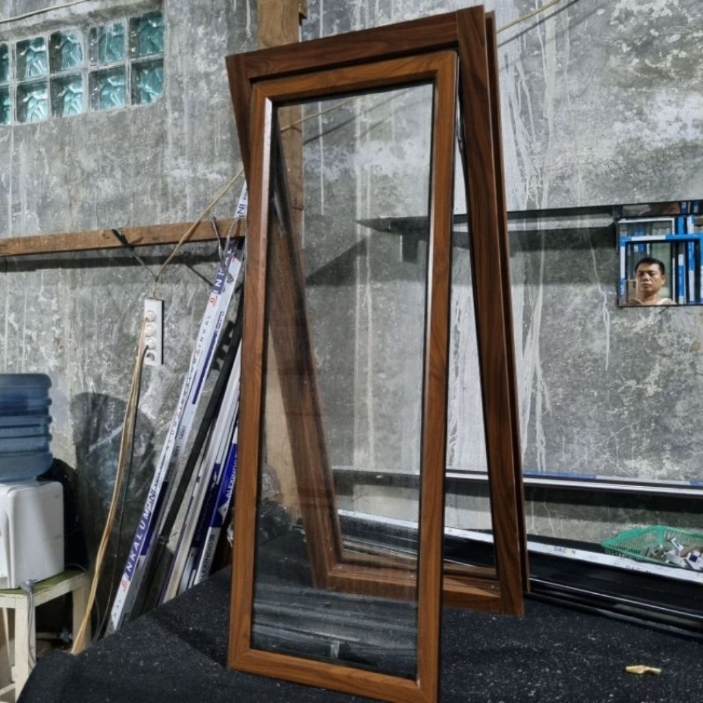 Kusen Jendela Single Jungkit Serat Kayu Aluminium