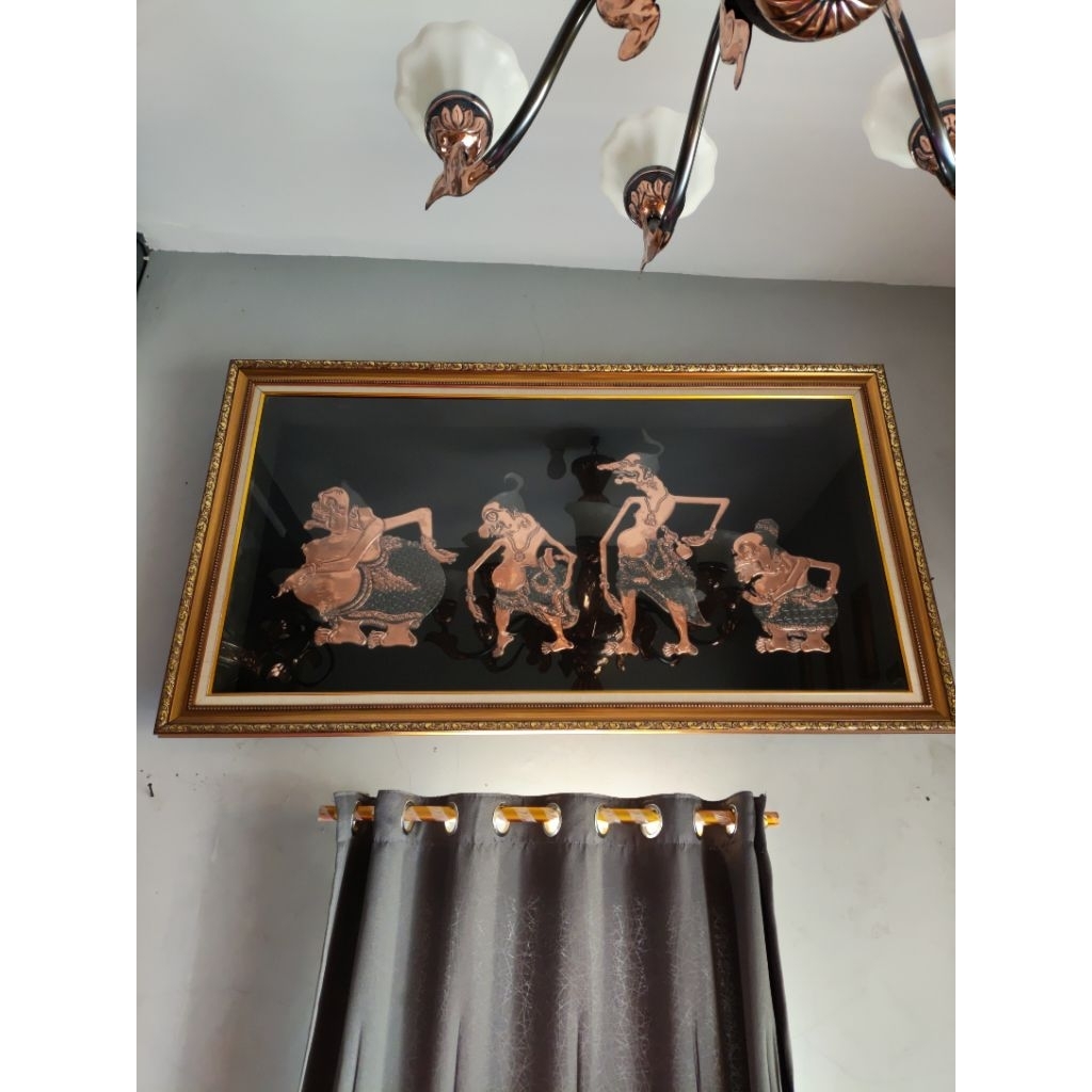 Hiasan Dinding Wayang Punokawan Tembaga – Dengan Bingkai Kaca Elegan
