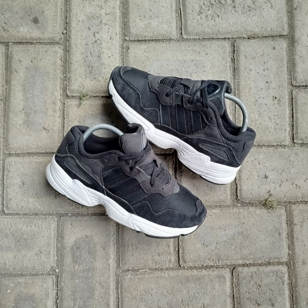 Sepatu Sneakers Pria Preloved Size 40