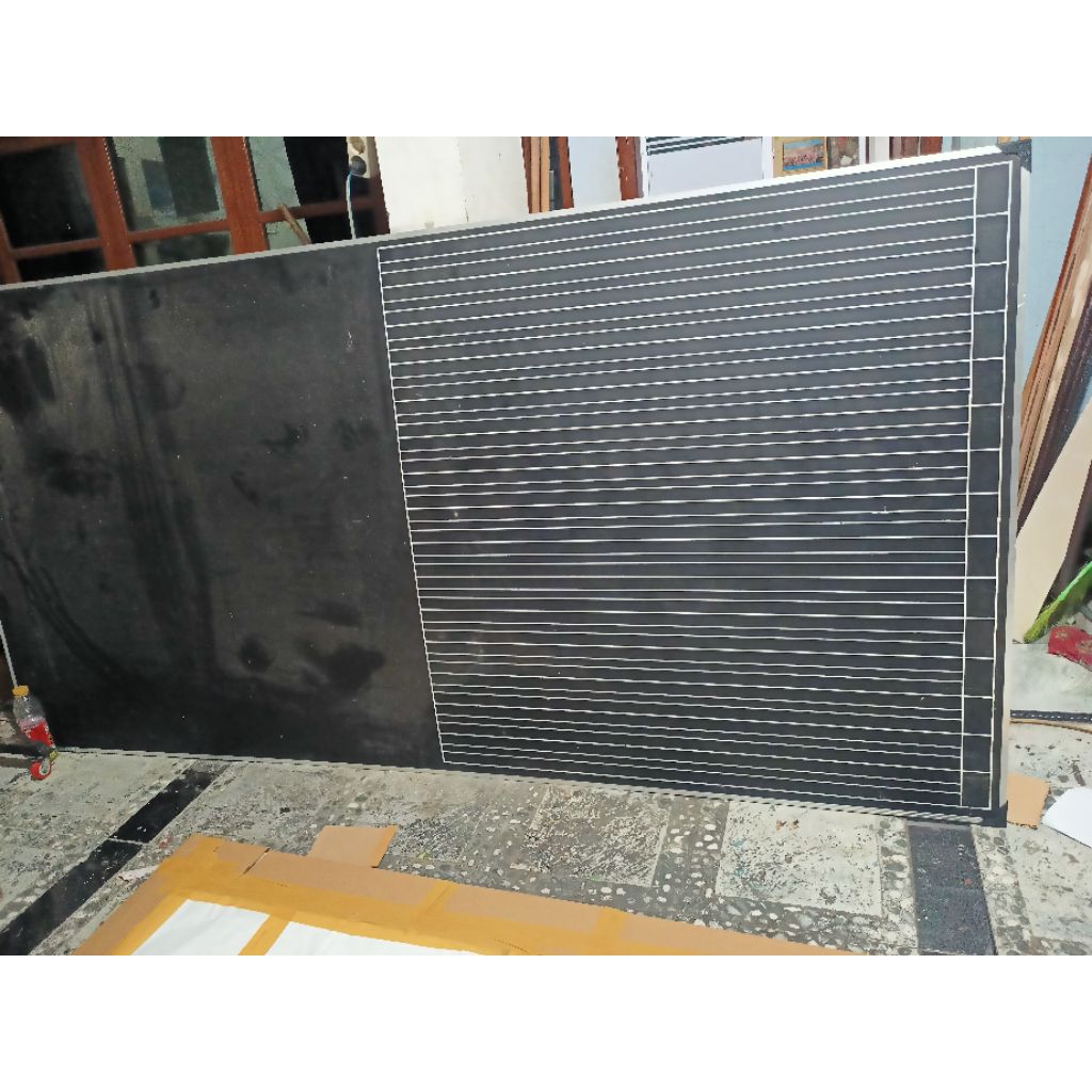 

papan tulis hitam setengah polos setengah garis halus