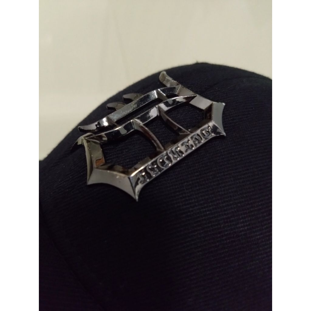 topi MLB Logo D besi metal black chrome