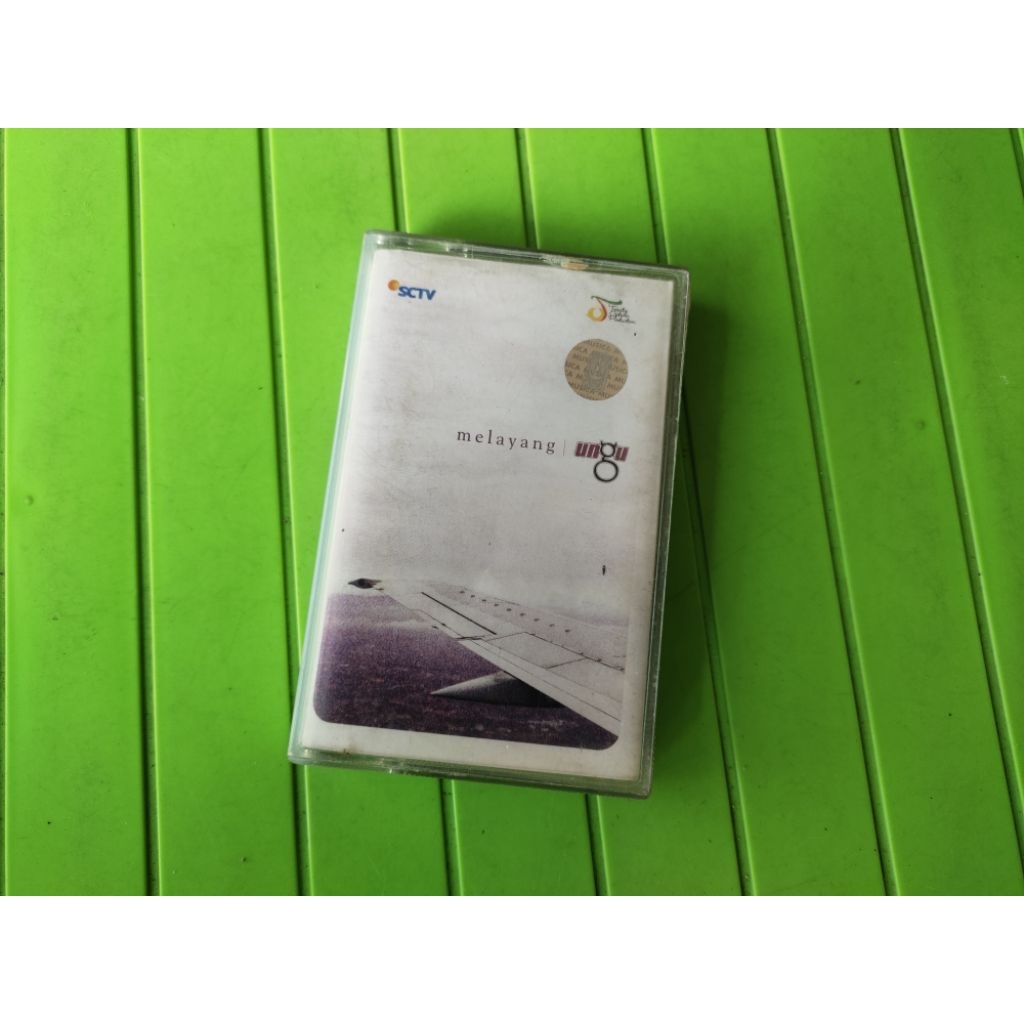 Kaset pita Ungu Melayang