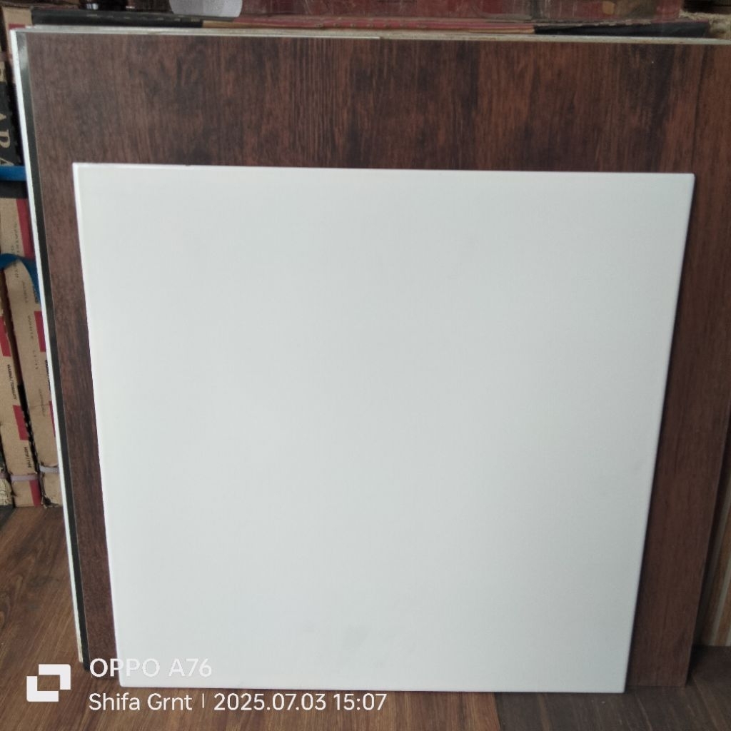 keramik lantai 50x50.Putih polos/Pegasus