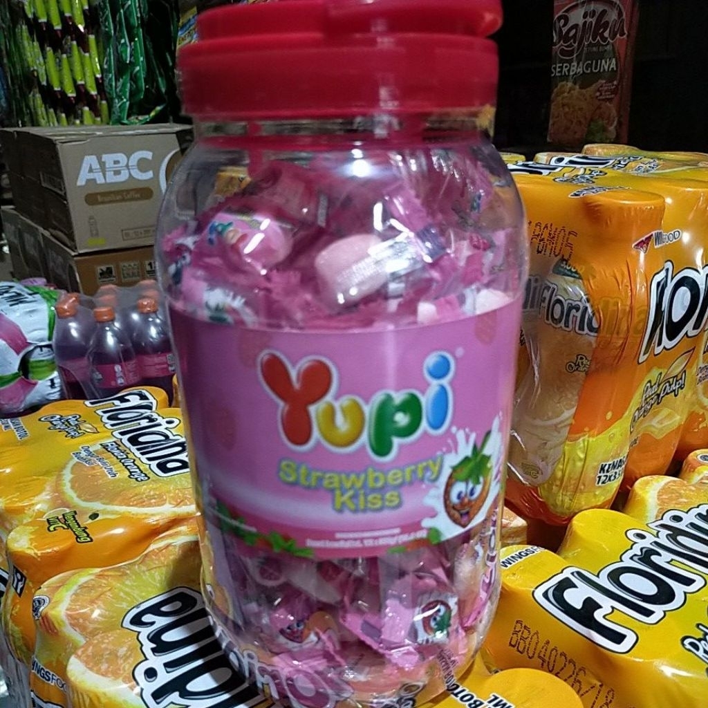 

Yupi strawberry kiss toples