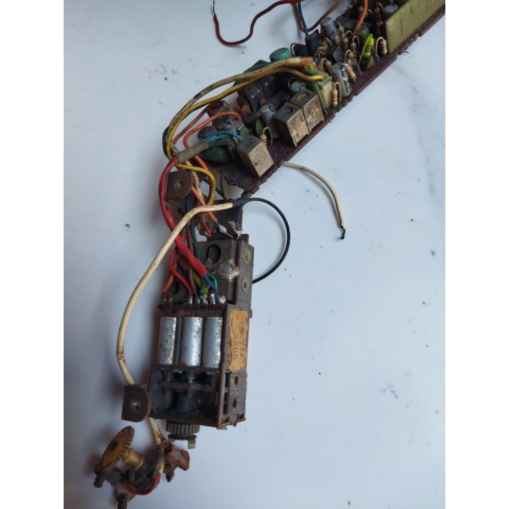 Tuner FM/AM tabung bawaan tape mobil kuno kondisi bahan/untested