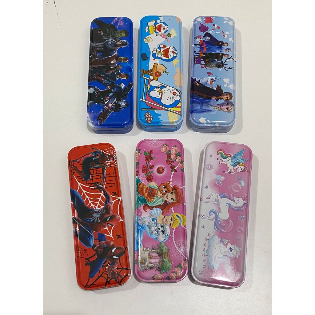 

QZ-7011 Kotak Pensil Kaleng Karkter Spiderman Doraemon Unicorn Princess Frozen Batman / ATK / Perlengkapan Sekolah