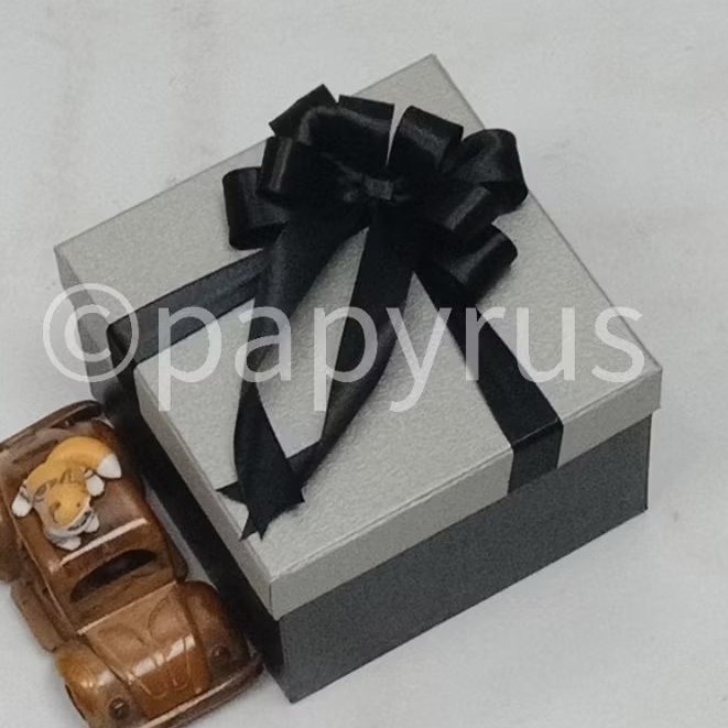 

PAPYRUS Kombinasi 15x15 Tinggi 10cm Kotak Kado Gift Box V3