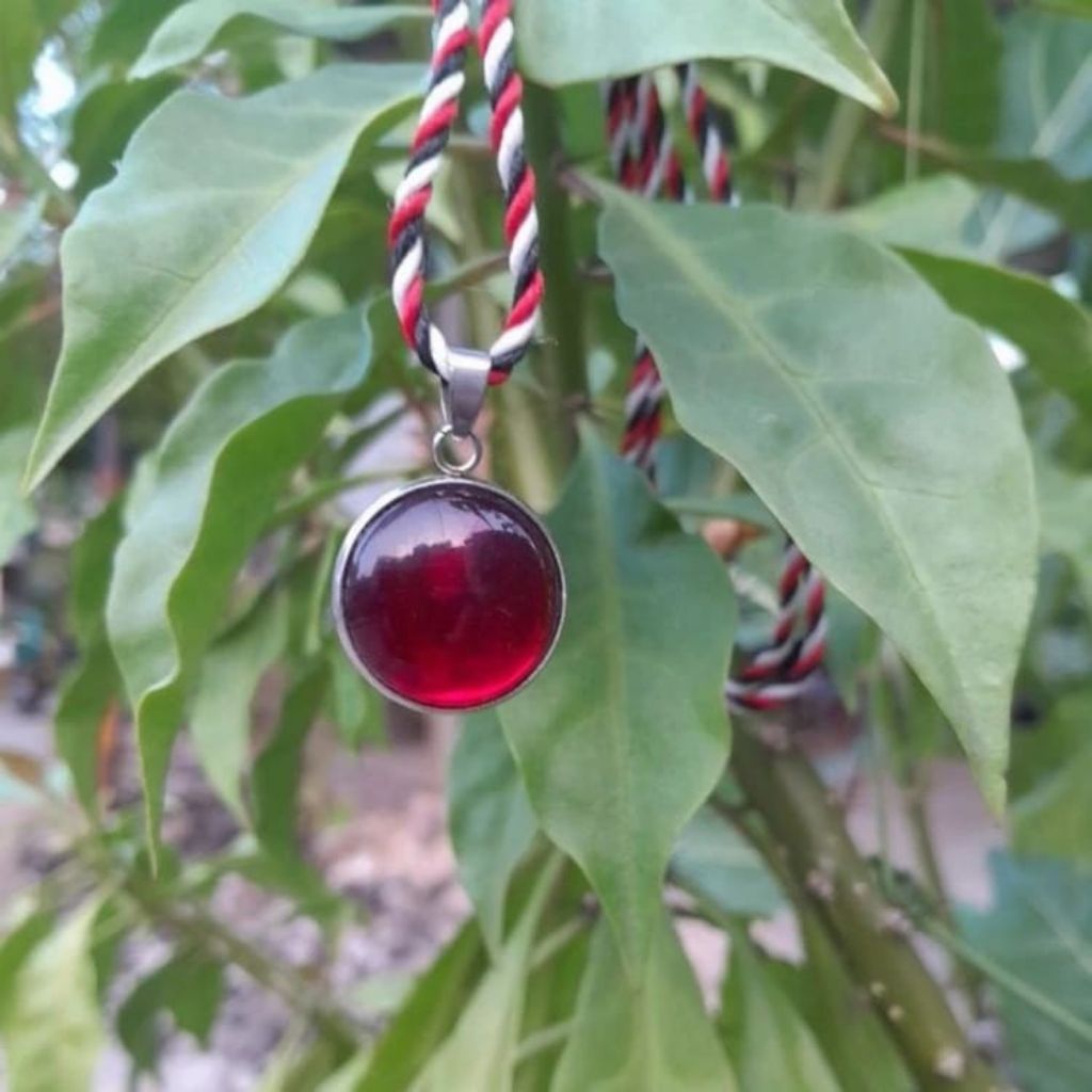 kalung tali tridatu bandul liontin batu delima merah siem bulat