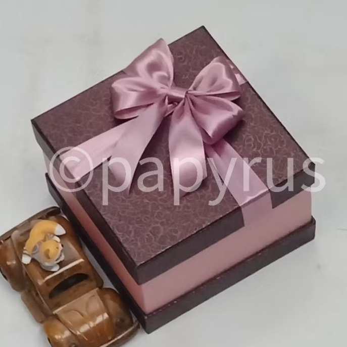 

PAPYRUS Sandwich 15x15 Tinggi 10cm Kotak Kado Gift Box Hadiah V2