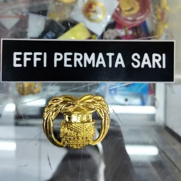 

papan nama/name tage 2x8cm dan pin kopri satu set