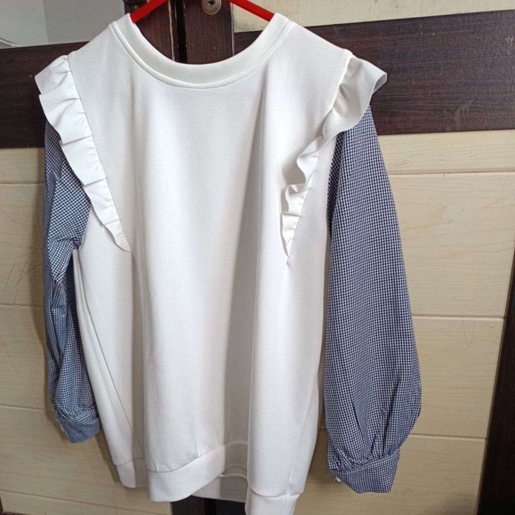 Blouse putih. lengan balon motif kotak