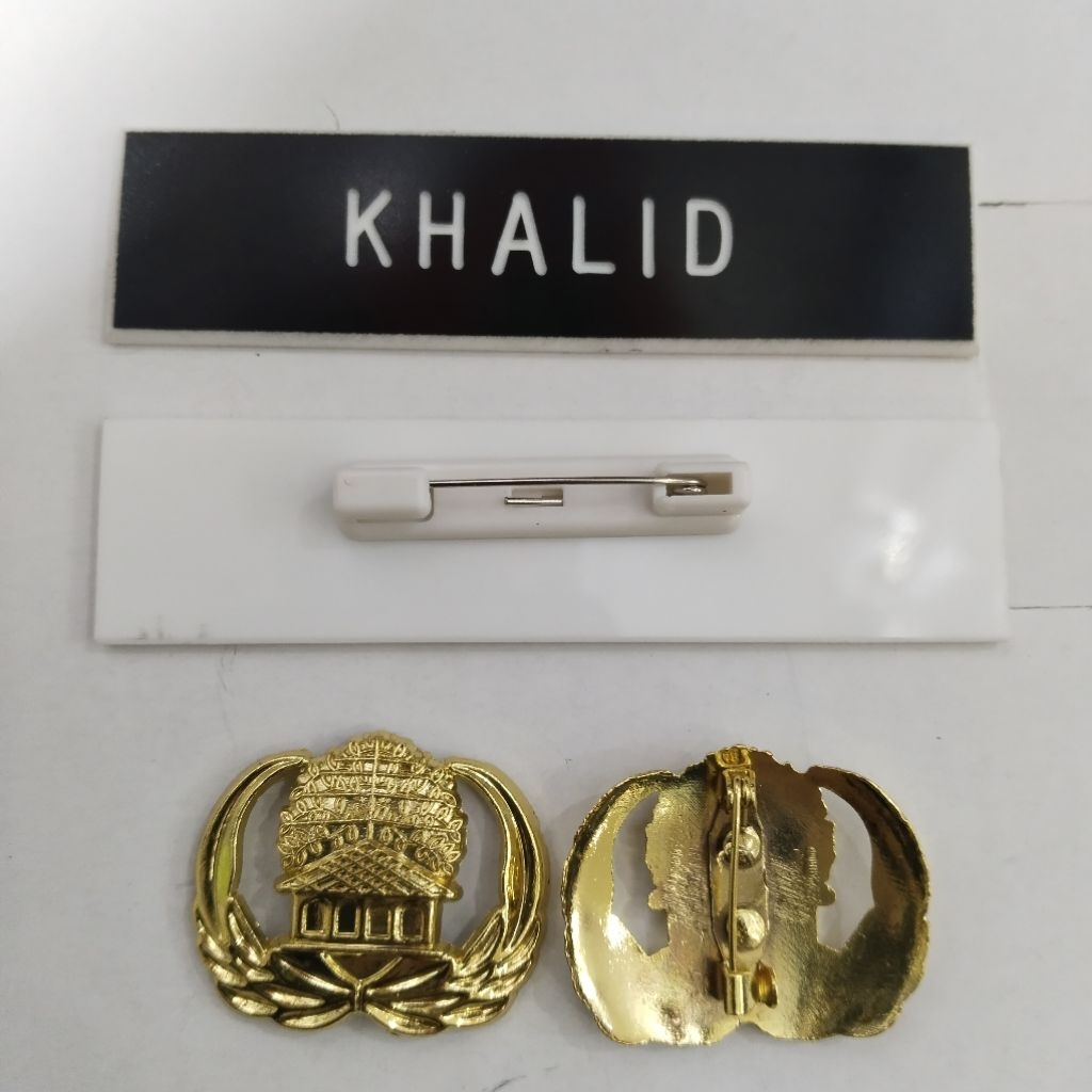 nametag grafir glosy+pin korpri satu set/nama dada grafir glosy+pin korpri satu set
