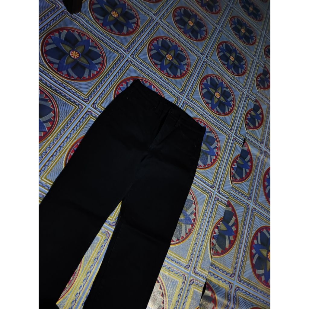 Jeans uniqlo hitam pekat like new