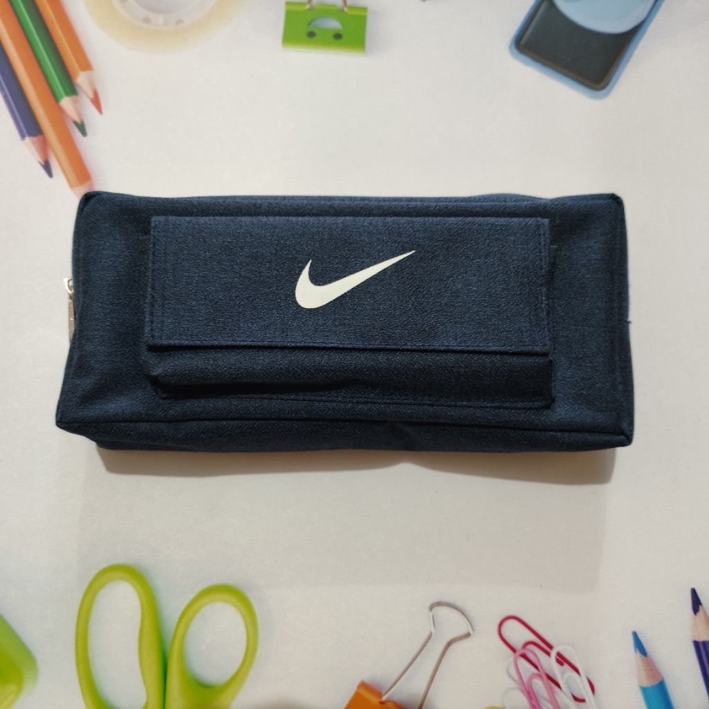 

Kotak Pensil Kain Resleting Logo Olahraga 2 Kantong