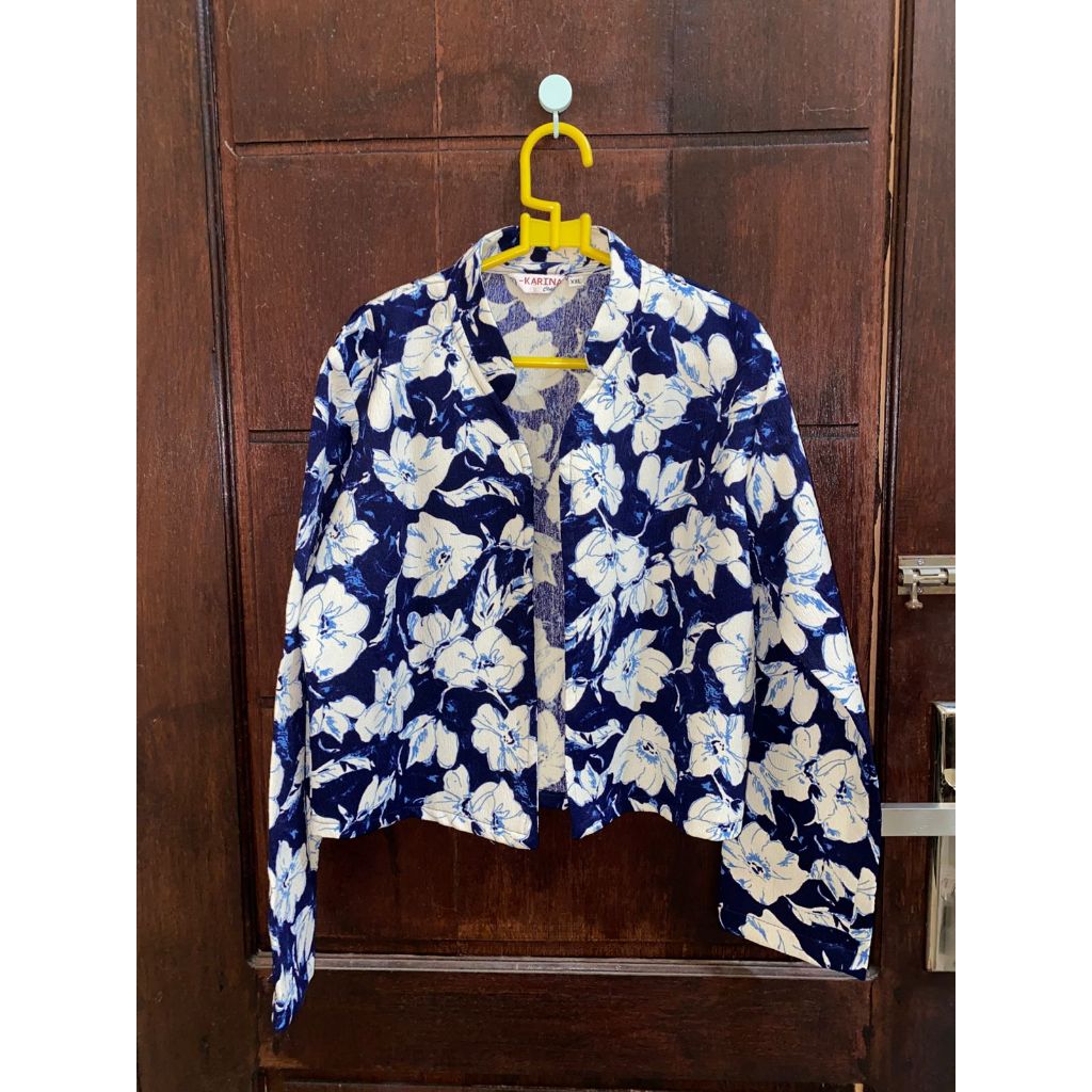 [PRELOVED] Outer Croptop Biru Tua Motif Bunga