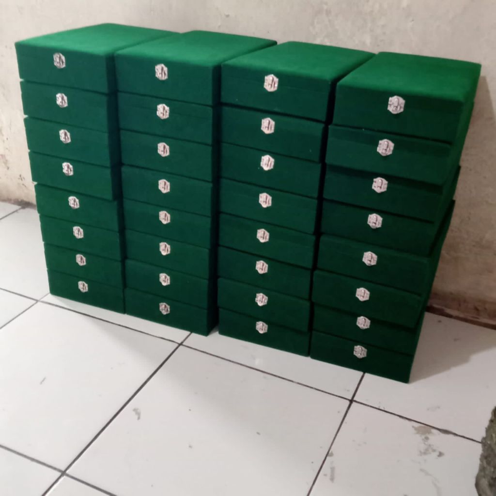 box plakat murah ukuran plakat 13x21x4