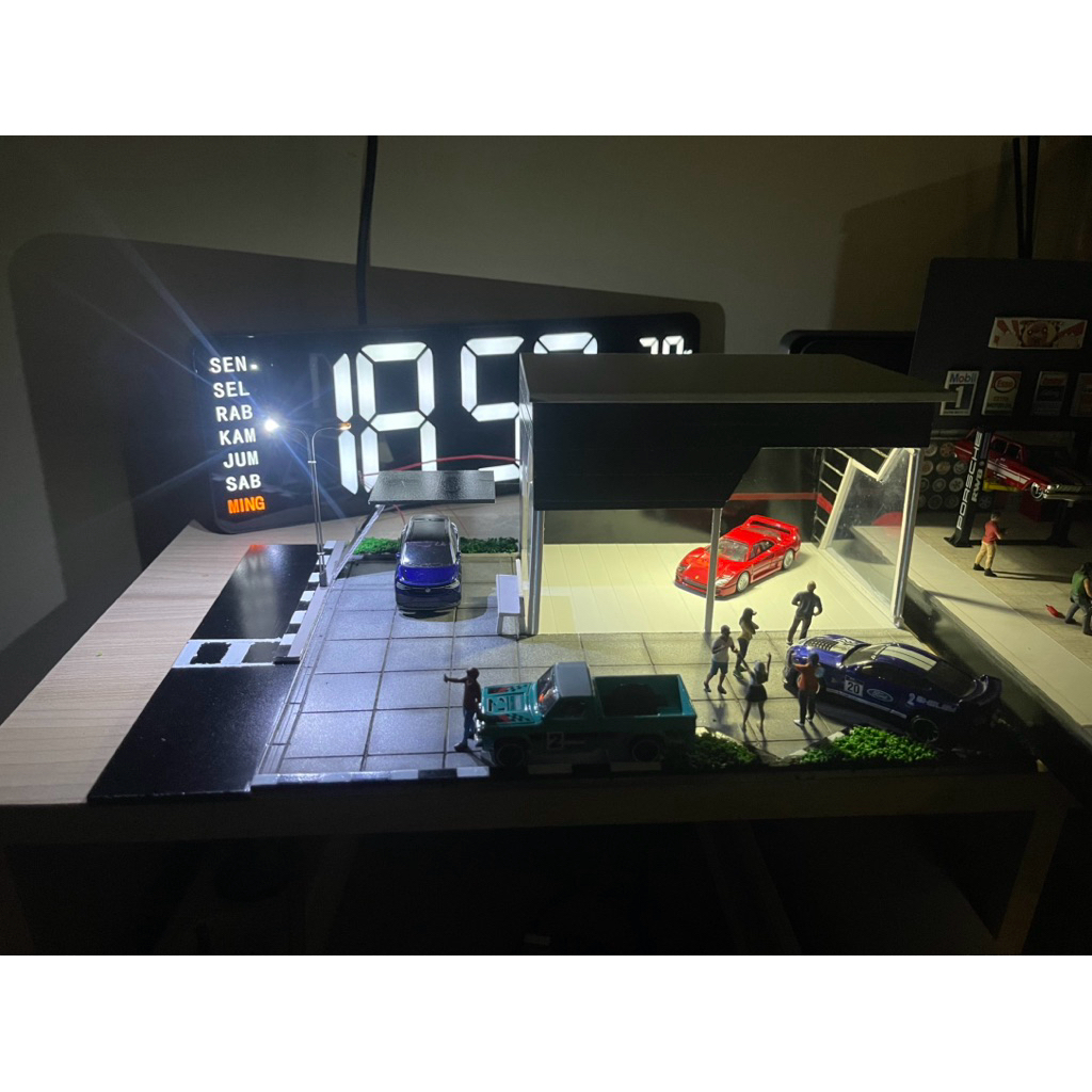 Diorama bengkel 1:64 muat 12 mobil