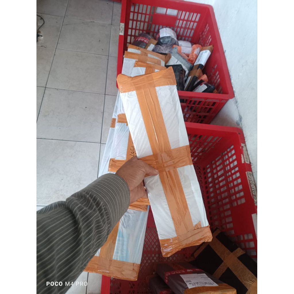 

kardus packing hadiah kosong empat jumbo packing plastik