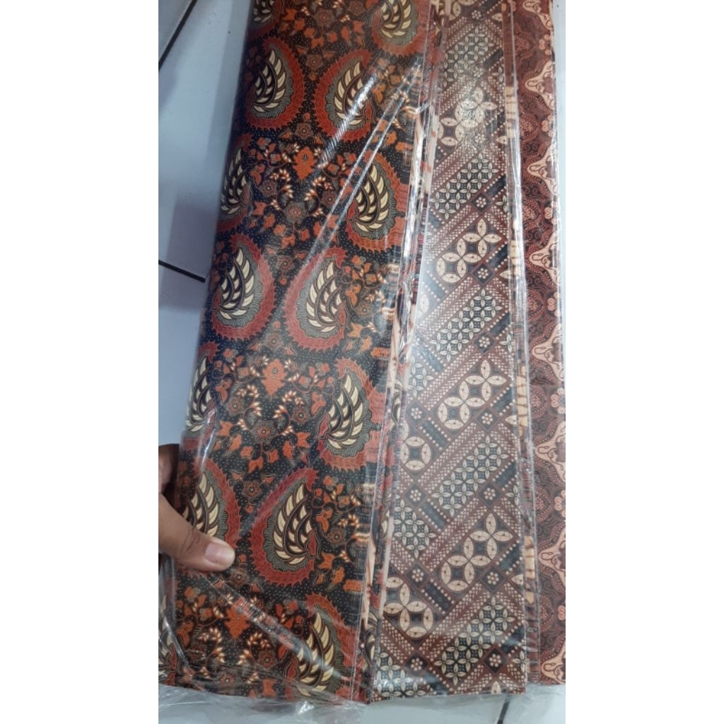 

50 PCS KERTAS KADO KIKY MOTIF BATIK