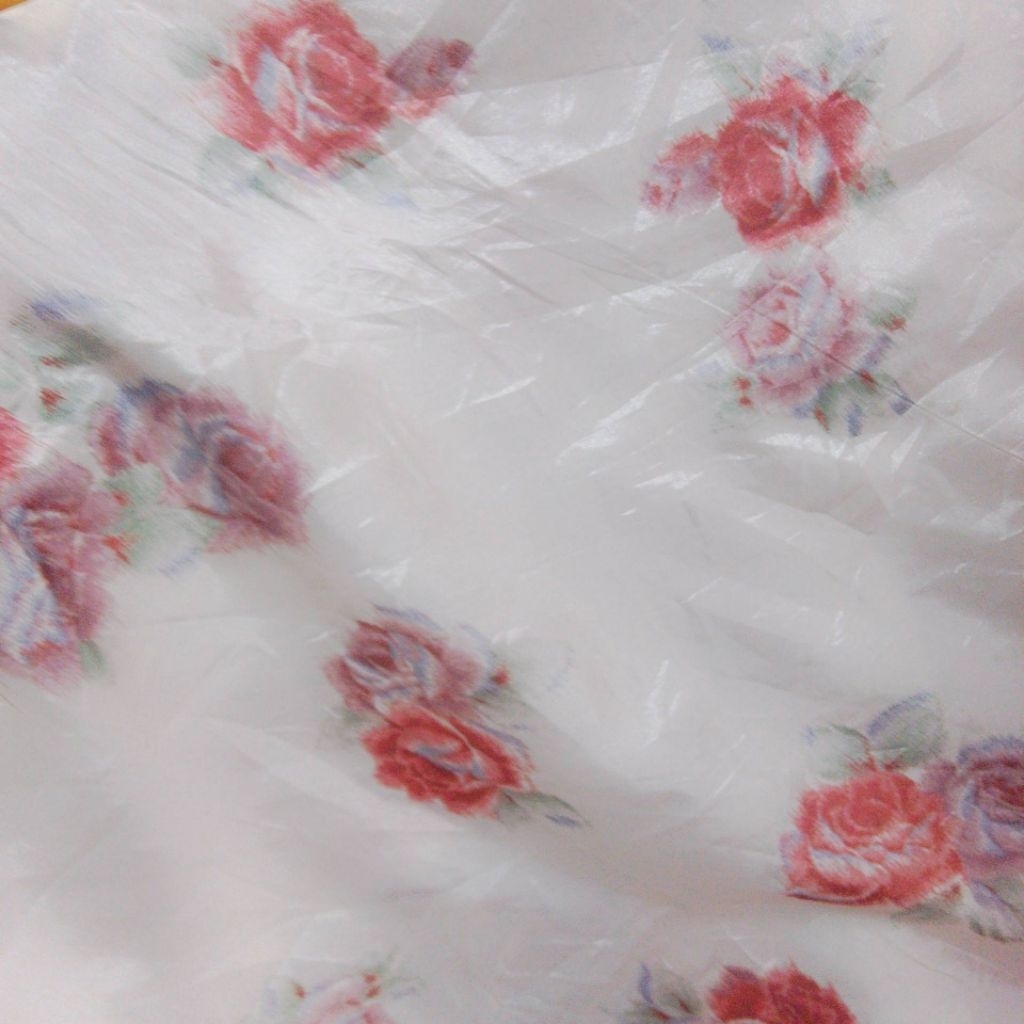 Kain Satin Silk Motif Floral Mawar Merah – Bahan Halus & Mewah, Lebar pt