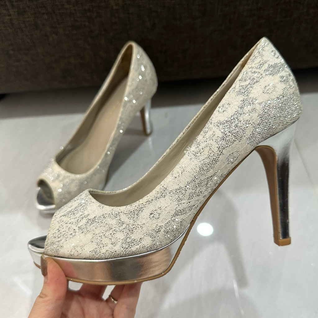 Preloved Wedding Shoes Andre Valentino White 7cm size 37 Heels Peep Toe Pump