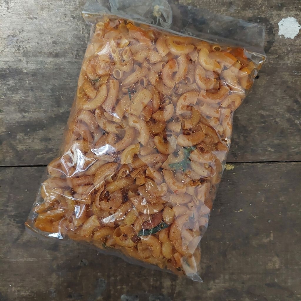 

cemilan makaroni keringbpedas 250 gram