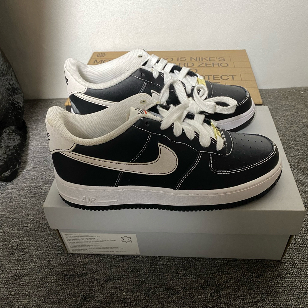 NIKE AIR FORCE BLACK WHITE SNEAKERS