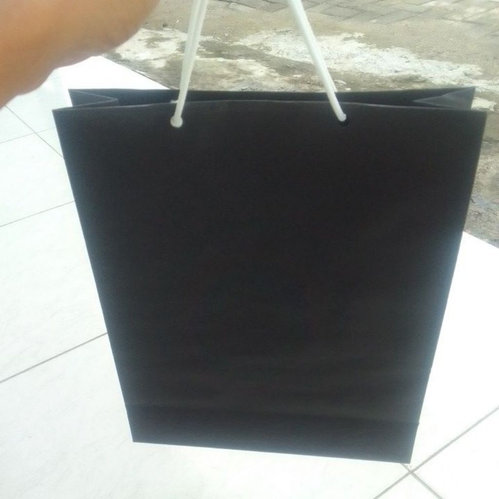 

shoping bag hitam bhn 150gr ukuran 20x23x6 cm
