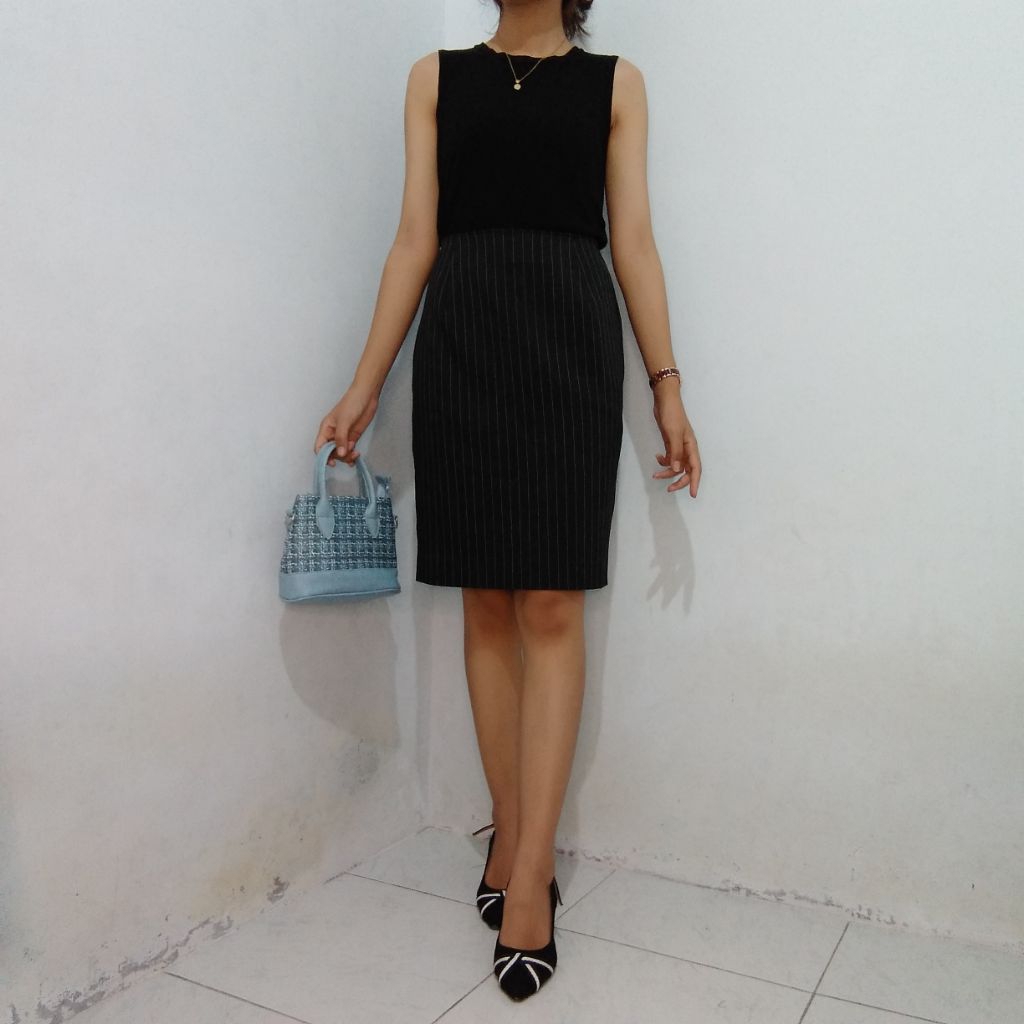 Rok span hitam liris putih rok kerja span pendek