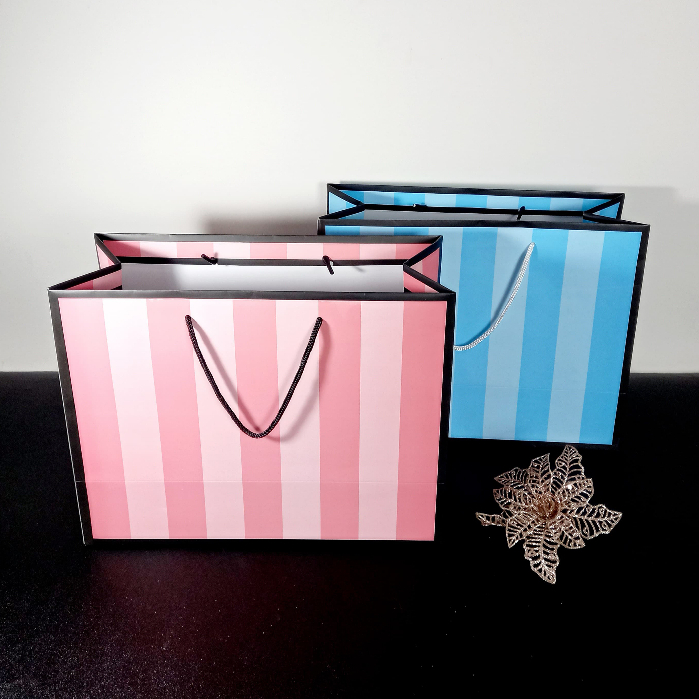 

Paperbag Rea Stripe Uk. 32,5 x 25 x 14 cm