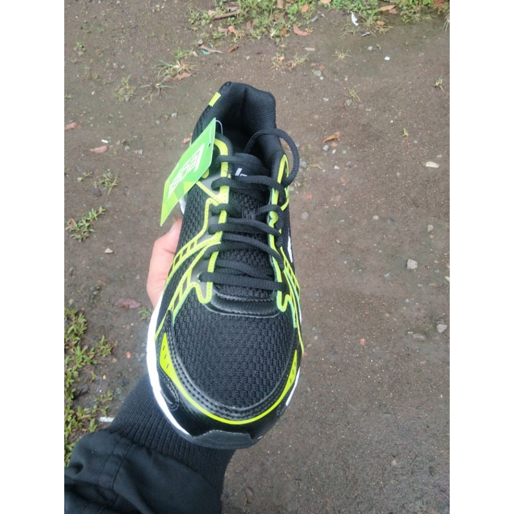 SEPATU OLAHRAGA LEGAS