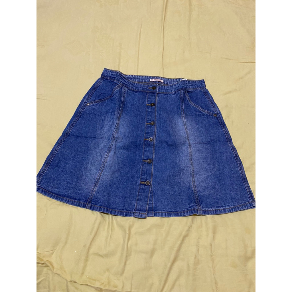 Rok jeans merk HUSH PUPPIES size 30 ori beli di Mall "preloved"