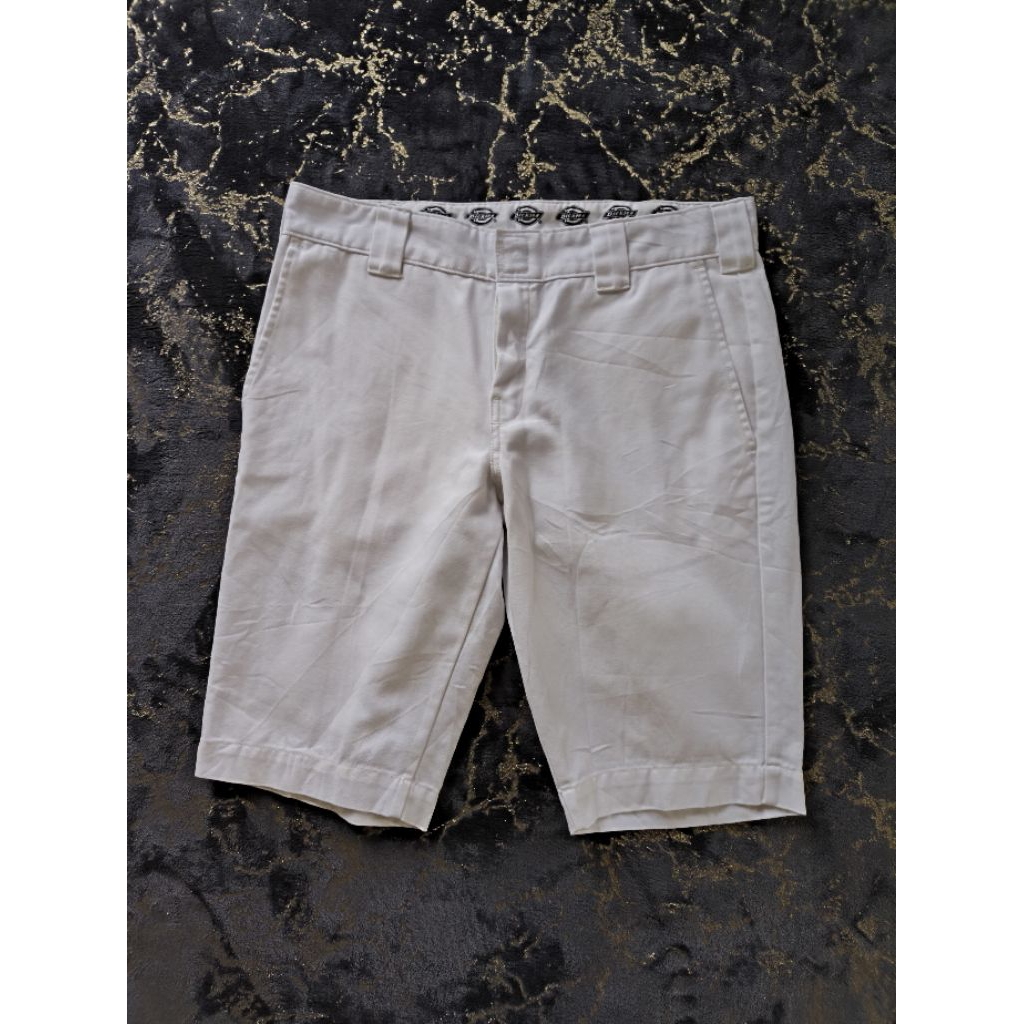 Celana Pendek Pria Putih