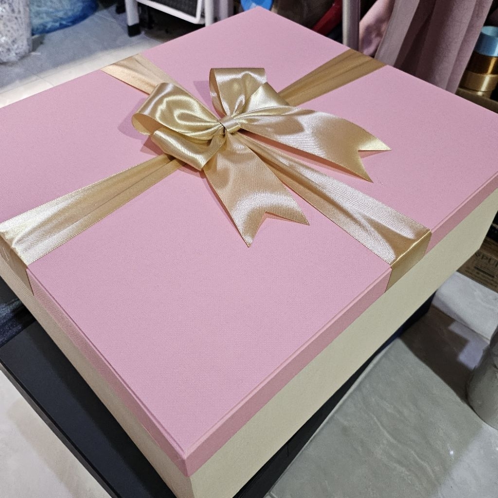 

Hardbox Kotak Kado Exclussive Besar Free Pita menempel pada tutup KD5