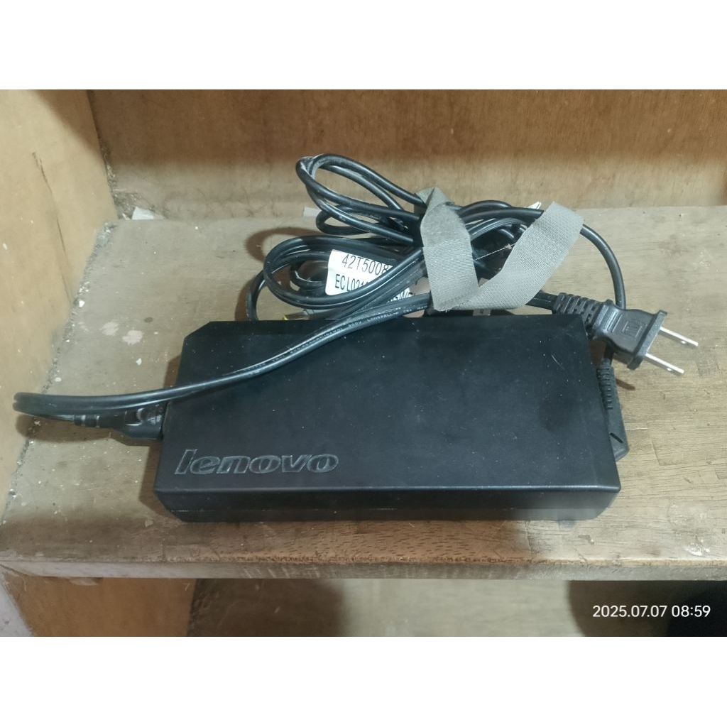 Adaptor/charger daya laptop Lenovo original