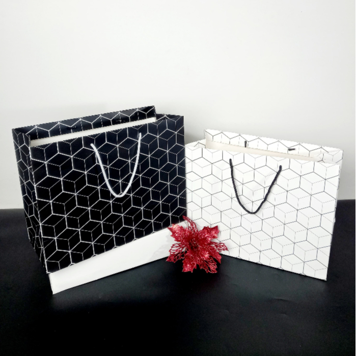 

Paperbag Motif Jala Uk. 32,5 x 25 x 14 cm