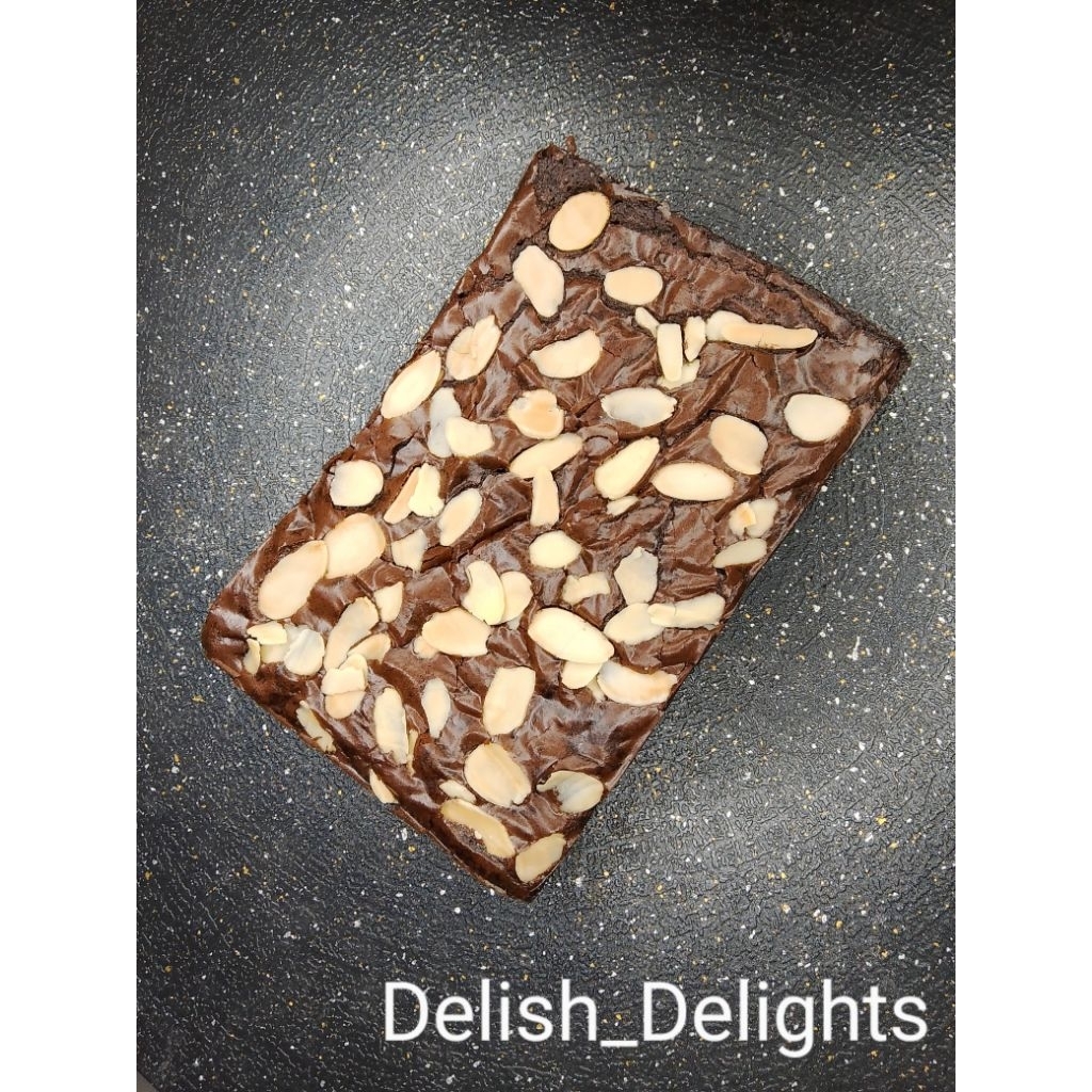 

fudgy brownies by Delish_Delights toping kacang almond ukuran 15×10
