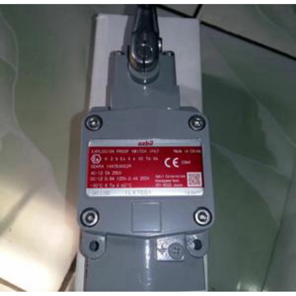 Azbil limit Switch Explosion Proof 1LX7001 Azbil limit Switch Explosion Proof 1LX7001 New Ori
