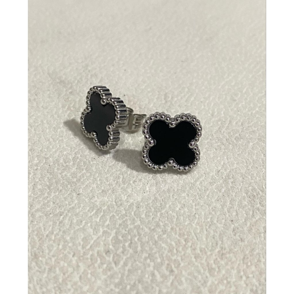 Anting Subang Black Small Clover Titanium Silver Cantik Elegan Trendi Casual Formal