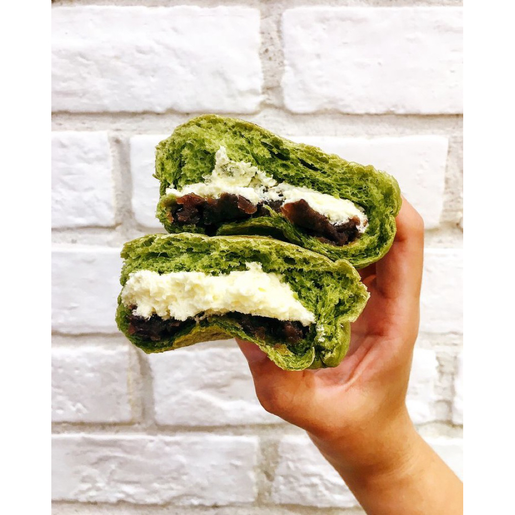

roti matcha cream cheese dan kacang merah 2pc/roti matcha viral