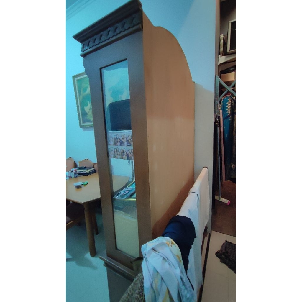 LEMARI KACA HIASAN | LEMARI PAJANGAN | LEMARI DISPLAY | LEMARI HIASAN RUANG TAMU | RAK KACA RUANG TA