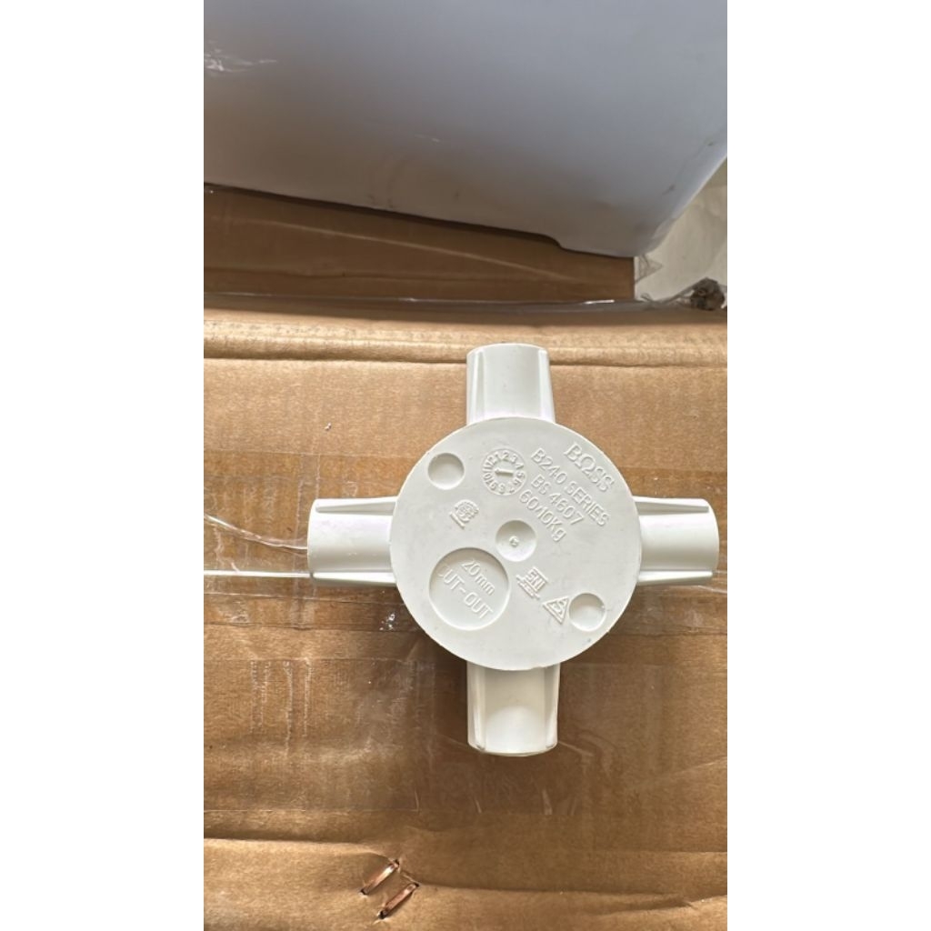 

T Dus Cabang 4 20mm Boss Putih Croos Dus Pipa Conduit 20mm Putih