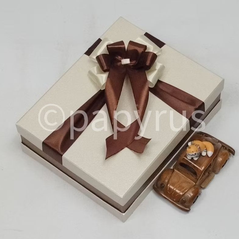 

PAPYRUS Sandwich 20x25 Tinggi 8cm Kotak Kado Gift Box Hadiah V3