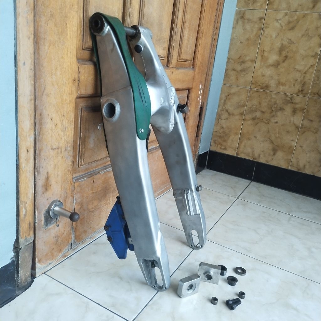 Swingarm yamaha yz 125 250 original swingarm yz 125 250 original pnp klx atau D-Tracker swingarm yam