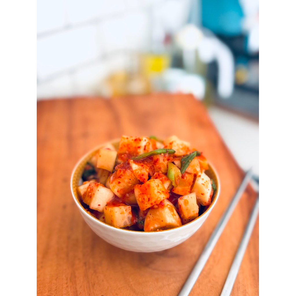 

Tjoa’s Homemade Kkakdugi Kimchi Korea -+500gr (Lobak)