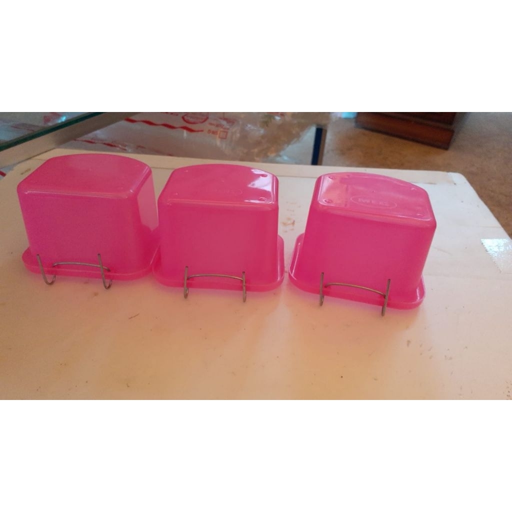 Cepuk Ayam Tempat Makan Ayam Kotak Plastik Pink – Harga Grosir Plastik Termurah - Praktis untuk kebu